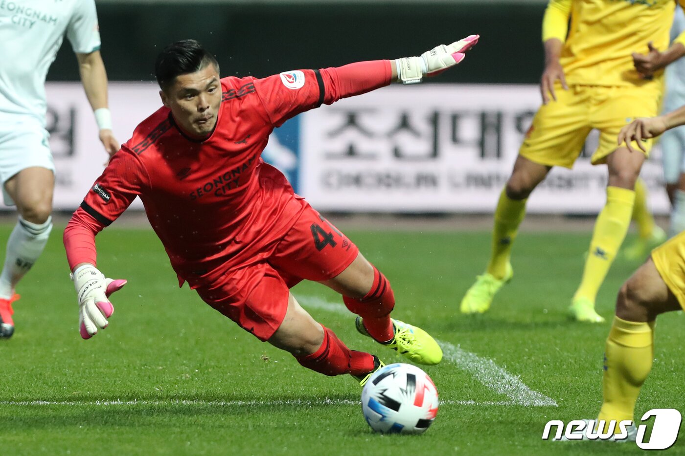 본문 이미지 - 9일 오후 광주 서구 광주월드컵경기장에서 열린 하나원큐 K리그1 2020 1라운드 광주FC와 성남FC 경기에서 성남 골키퍼 김영광이 광주 공격을 막아내고 있다. 2020.5.9/뉴스1 ⓒ News1 한산 기자