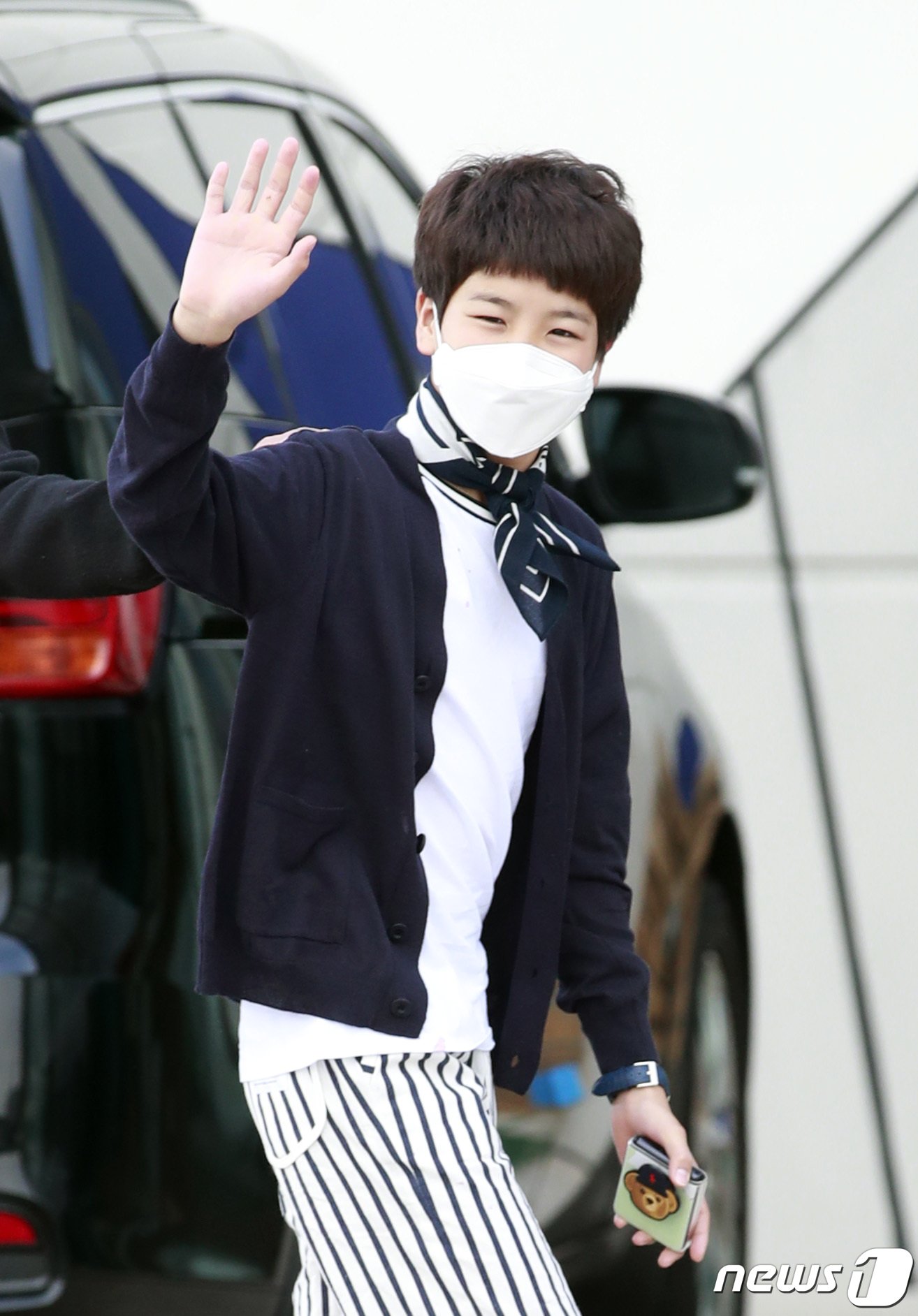 본문 이미지 - ‘미스터트롯’ 정동원이 1일 오전 인천광역시 중구 한 스튜디오에서 열린 '미스터트롯 : 사랑의 콜센터' 녹화를 위해 출근을 하고 있다. 곰돌이 핸드폰 케이스가 눈길을 끈다. .2020.6.1/뉴스1 ⓒ News1 권현진 기자