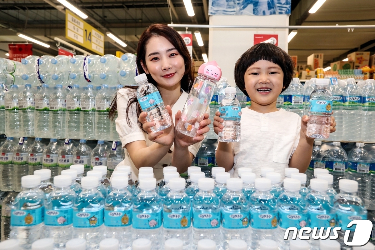 (서울=뉴스1) = 1일 서울 등촌동 홈플러스 강서점에서 모델들이 제주삼다수와 카카오IX가 함께한 ‘제주삼다수x카카오프렌즈 제주 에디션’을 선보이고 있다.이번 제품은 제주삼다수 라 …