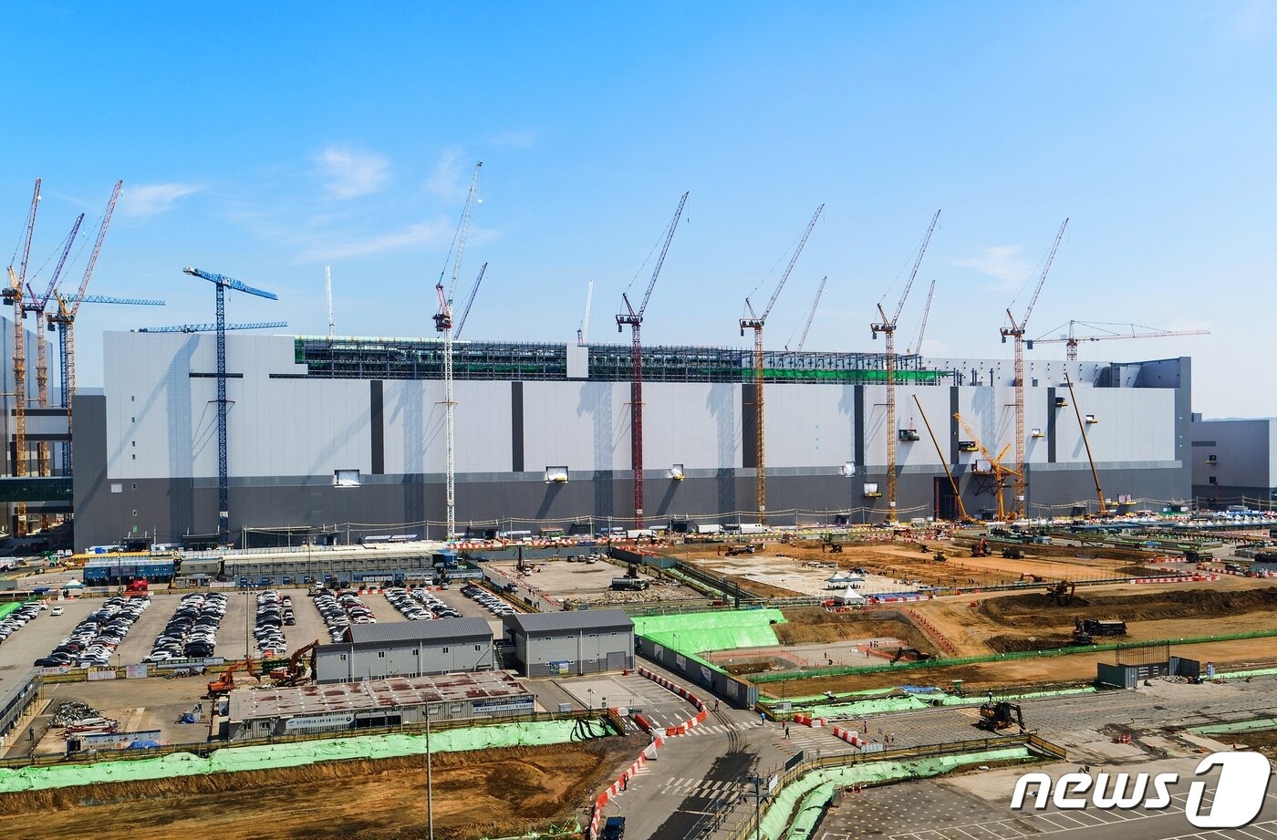 본문 이미지 - 삼성전자 평택캠퍼스 P2 라인 전경. (삼성전자 제공)/뉴스1