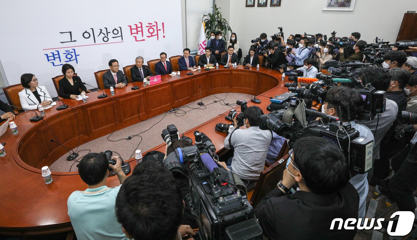 본문 이미지 - 1일 오전 서울 여의도 국회에서 미래통합당 제1차 비상대책위원회의가 열리고 있다. 2020.6.1/뉴스1 ⓒ News1 성동훈 기자