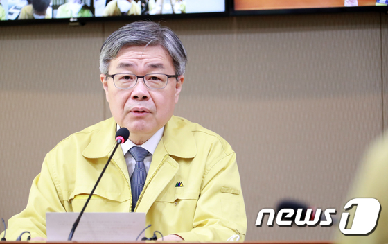 고용노동 위기대응 TF 대책 회의 주재하는 이재갑 장관