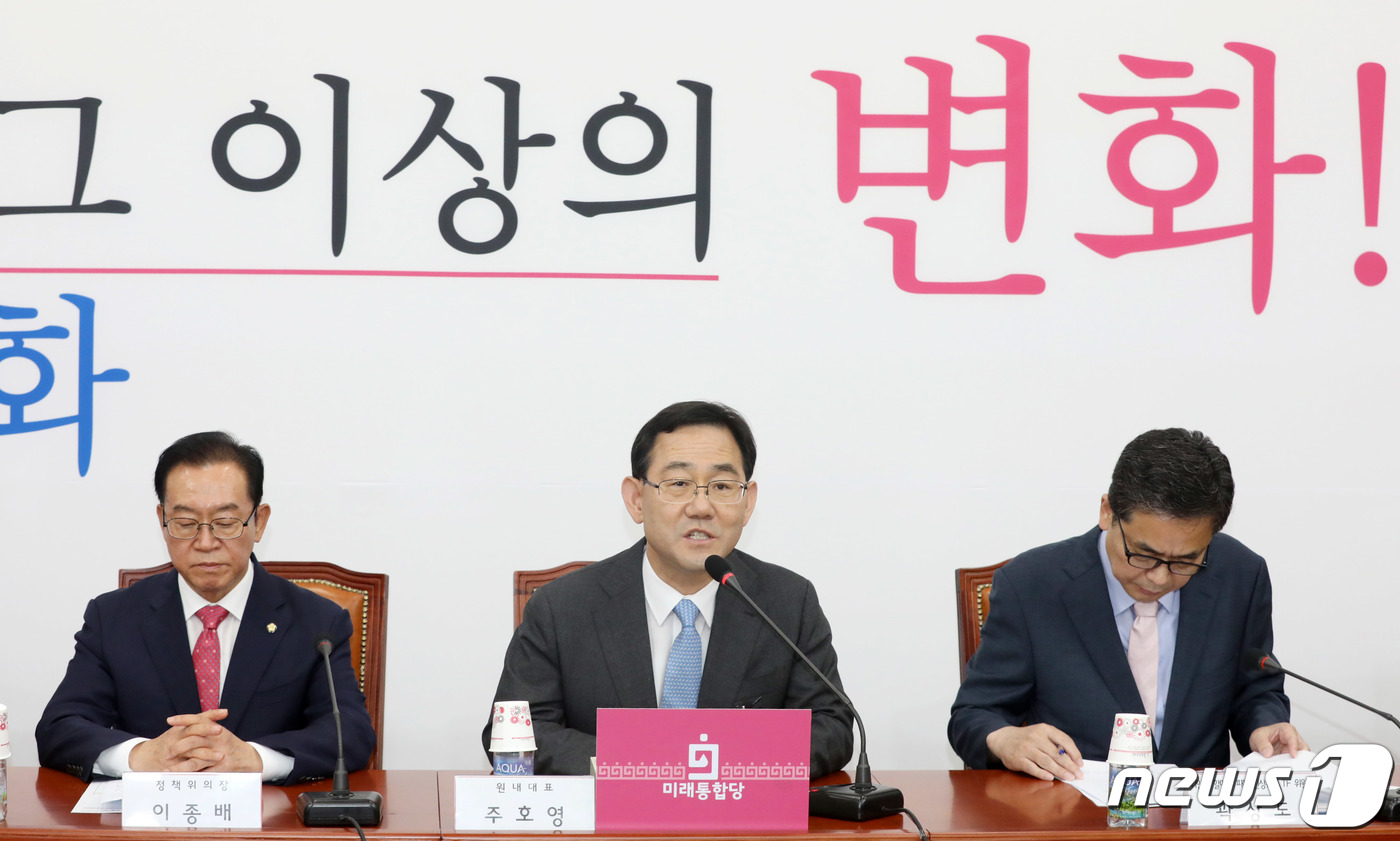 (서울=뉴스1) 박세연 기자 = 주호영 미래통합당 원내대표가 1일 오후 서울 여의도 국회 소통관에서 열린 윤미향TF 회의에서 모두발언을 하고 있다.주 원내대표는 모두발언에서 "윤미 …