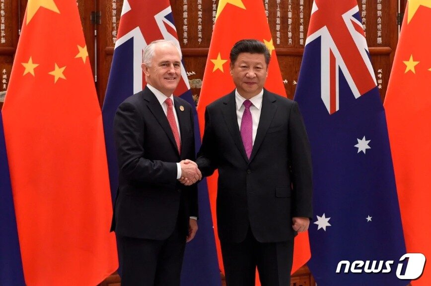 본문 이미지 - 턴불 전 총리가 총리 시절 시진핑 주석과 정상회담에 앞서 악수하고 있는 모습 ⓒ 로이터=뉴스1