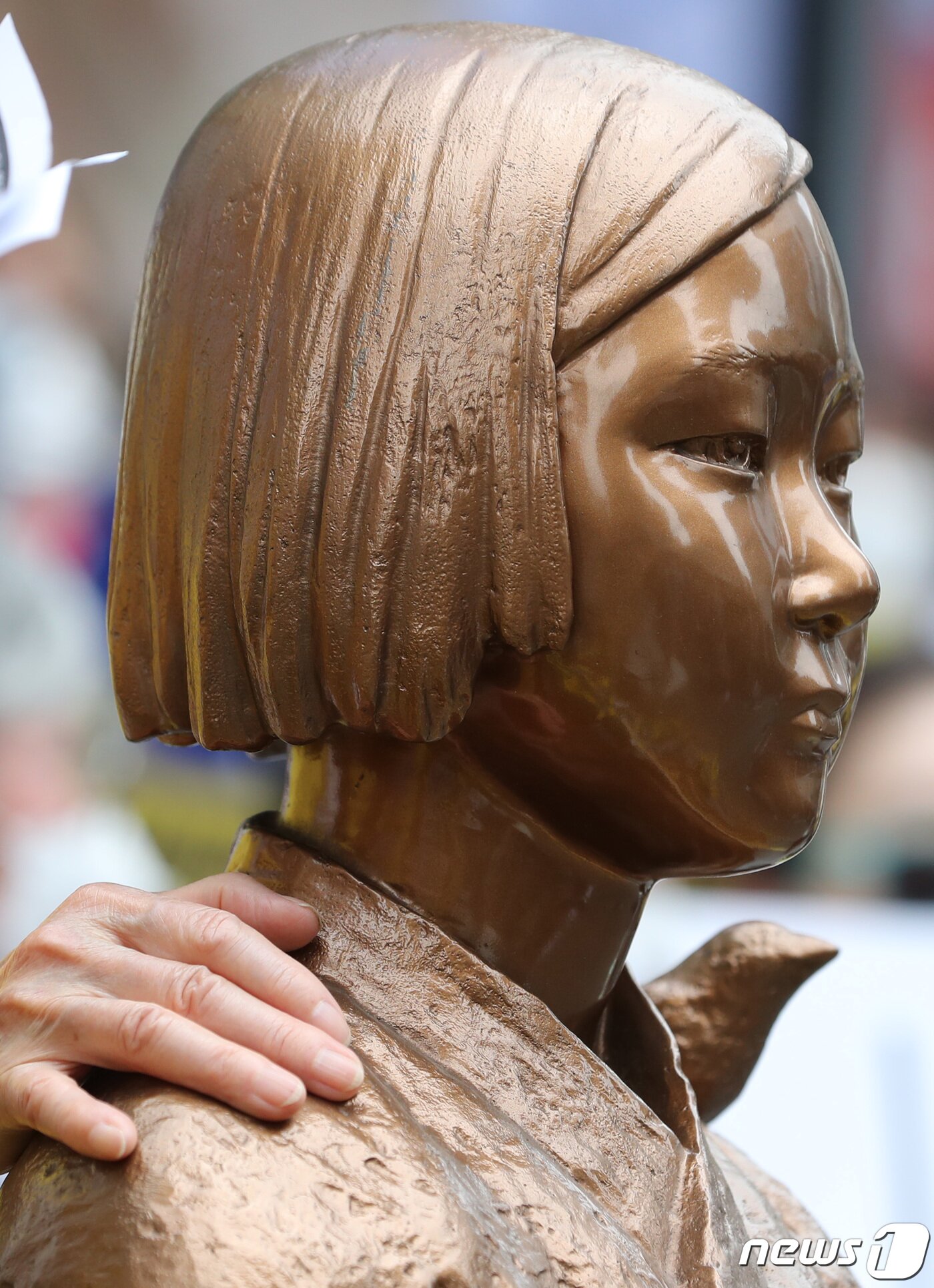 본문 이미지 - 10일 오후 서울 종로구 옛 일본대사관 앞에서 열린 제1443차 일본 성노예제 문제해결을 위한 수요집회에서 정의기억연대, 평화나비 등 시민단체 회원들이 정의기억연대 지지 및 일본의 사죄를 촉구하고 있다. 2020.6.10/뉴스1 ⓒ News1 이성철 기자