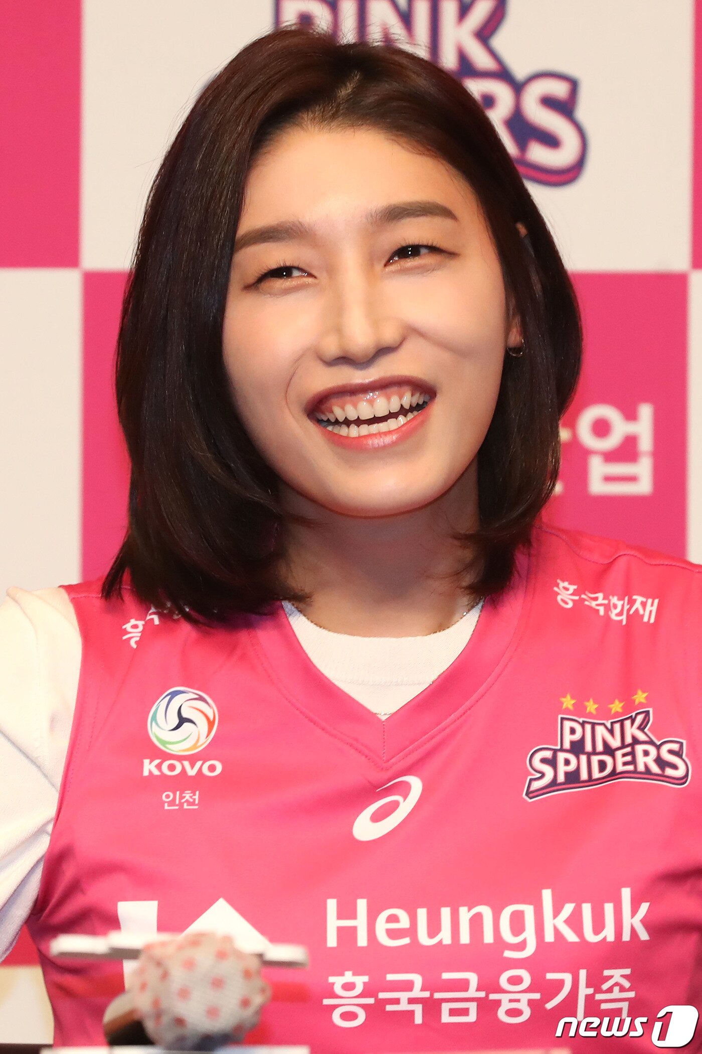 본문 이미지 - '배구여제' 김연경이 10일 오후 서울 중구 소월로 밀레니엄 서울 힐튼 호텔에서 열린 흥국생명 복귀 기자회견에서 환하게 웃고 있다. 2005년부터 2009년까지 흥국생명에서 뛰었던 김연경은 JT 마블러스(일본)를 거쳐 2011년 터키 페네르바체로 떠났다. 이후 중국 상하이에서 뛰었고 최근 2시즌 간 터키 엑자시바시에서 활약했다. 신종 코로나바이러스 감염증(코로나19) 여파로 지난 4월 귀국한 김연경은 향후 행선지를 놓고 고심하다 지난 6일 흥국생명과 계약했다. 2013년 7월 흥국생명 임의탈퇴로 묶였던 김연경은 원 소속구단과 1년 3억5000만원에 도장을 찍었다. 김연경은 옵션 포함 최대 6억5000만원까지 받을 수 있었지만 후배들을 위해 연봉 부분을 양보했다. 2020.6.10/뉴스1 ⓒ News1 임세영 기자