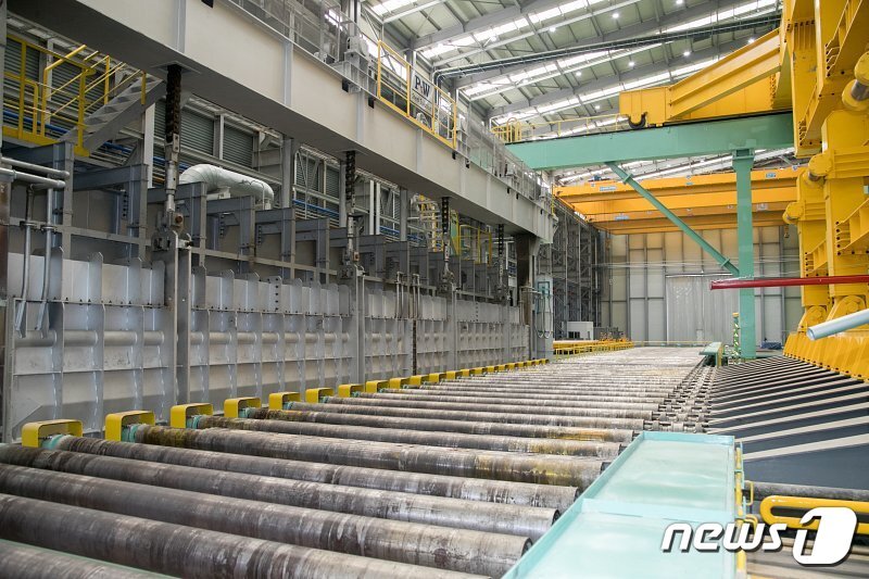본문 이미지 - 에스엠스틸이 연간 10만t 규모의 스테인리스 후판을 생산할 수 있는 체제를 구축했다. 사진은 공장 내부. /ⓒ 뉴스1