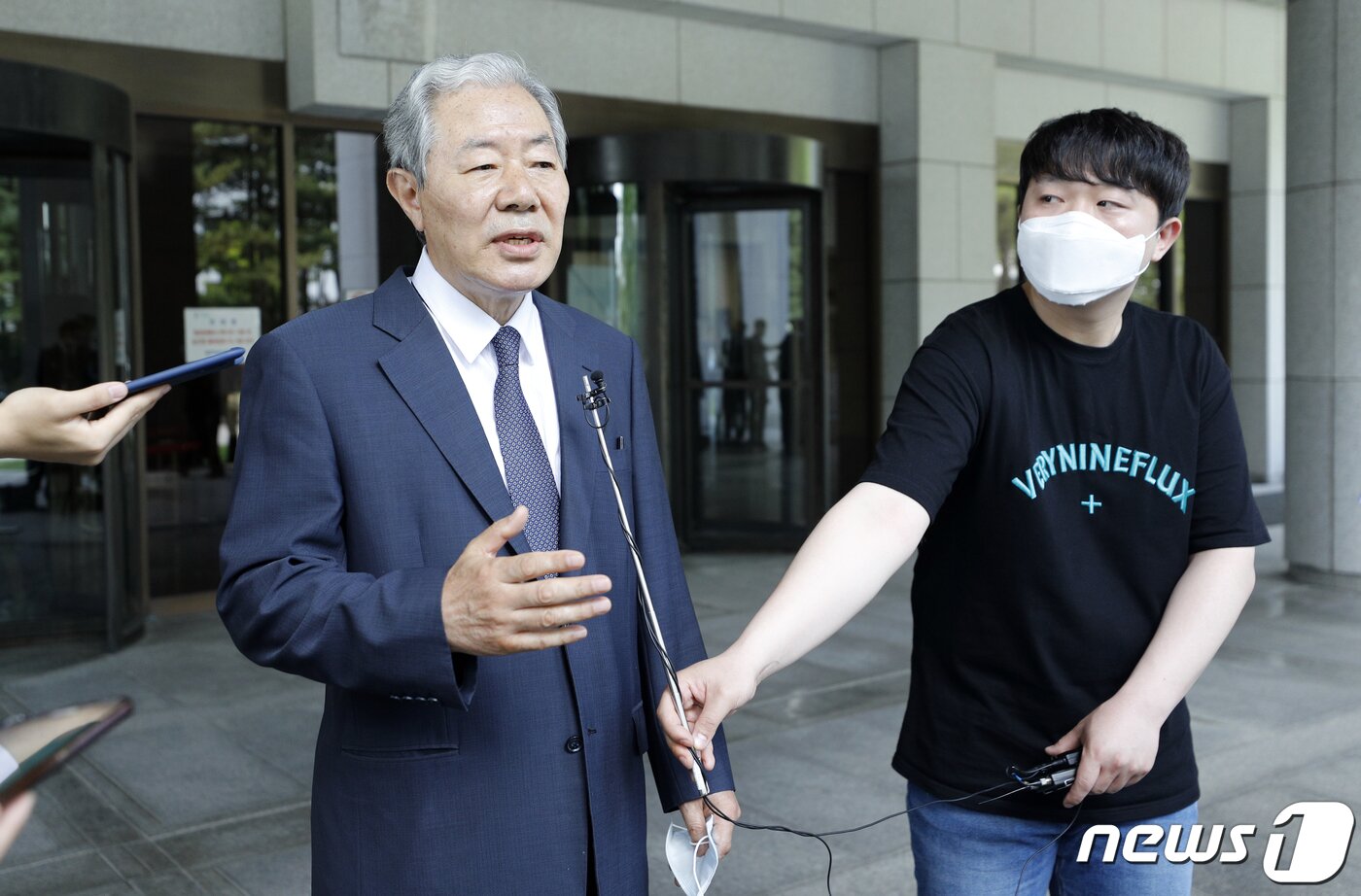 본문 이미지 - 이경재 변호사가 11일 서울 서초구 대법원에서 박근혜정부의 &#39;국정농단&#39; 사건을 주도한 혐의로 기소된 &#39;비선실세&#39; 최서원씨&#40;개명 전 최순실&#41; 상고심 선고에 대해 입장을 밝히고 있다. 2020.6.11/뉴스1 ⓒ News1 안은나 기자