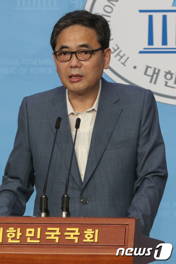 기자회견하는 곽상도 의원