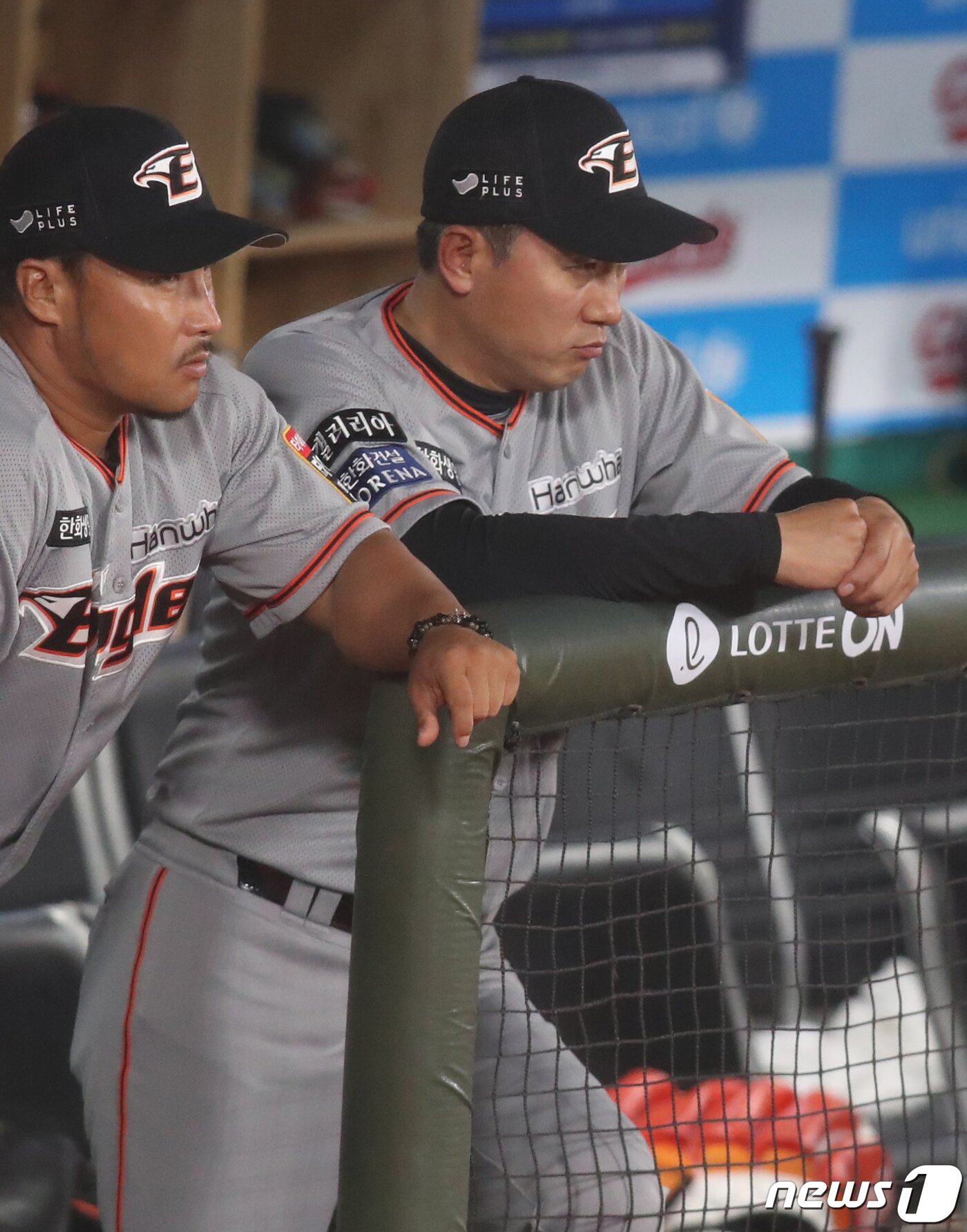 본문 이미지 - 11일 오후 부산 사직야구장에서 열린 2020 프로야구 신한은행 SOL KBO리그 롯데 자이언츠와 한화 이글스 경기에서 9회초 5대0으로 경기가 뒤지고 있자 최원호 감독대행이 심각한 표정을 짓고 있다. 2020.6.11/뉴스1 ⓒ News1 여주연 기자