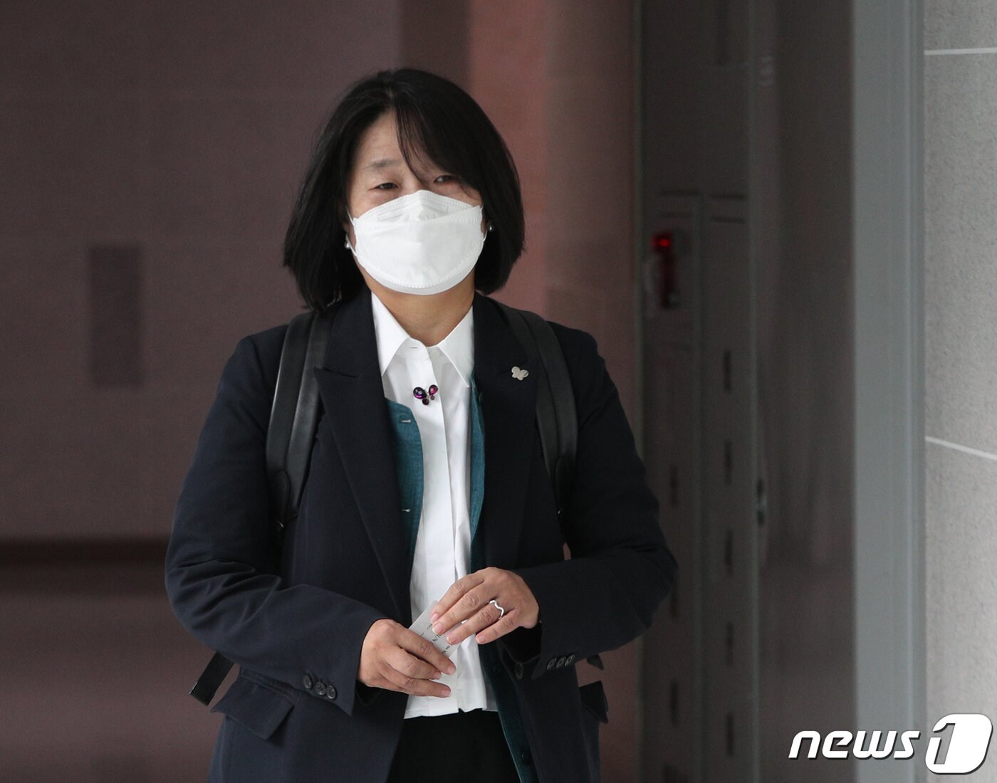 본문 이미지 - 윤미향 더불어민주당 의원이 12일 오전 서울 여의도 국회 의원회관 사무실로 출근하고 있다. 2020.6.12/뉴스1 ⓒ News1 신웅수 기자