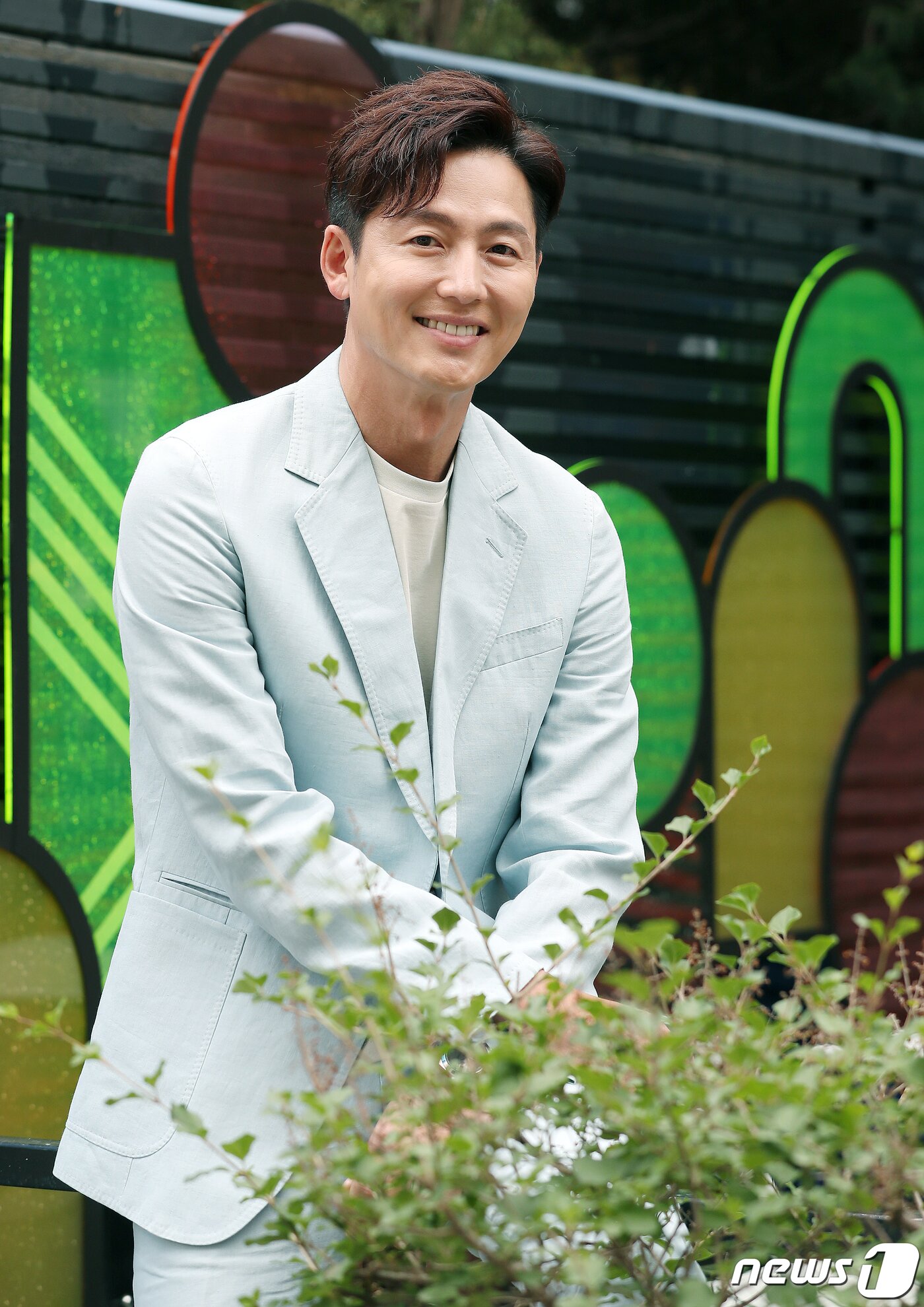 본문 이미지 - SBS 드라마 ‘더 킹 – 영원한 군주’에 출연 중인 배우 이정진이 12일 서울 마포구의 한 카페에서 열린 뉴스1과 인터뷰를 앞두고 포즈를 취하고 있다. 2020.6.12/뉴스1 ⓒ News1 김진환 기자