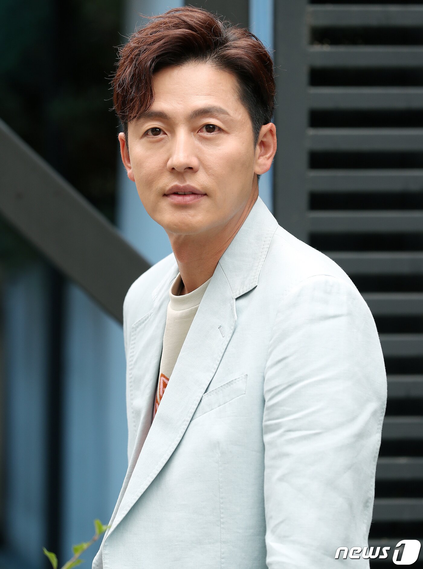 본문 이미지 - SBS 드라마 ‘더 킹 – 영원한 군주’에 출연 중인 배우 이정진이 12일 서울 마포구의 한 카페에서 열린 뉴스1과 인터뷰를 앞두고 포즈를 취하고 있다. 2020.6.12/뉴스1 ⓒ News1 김진환 기자