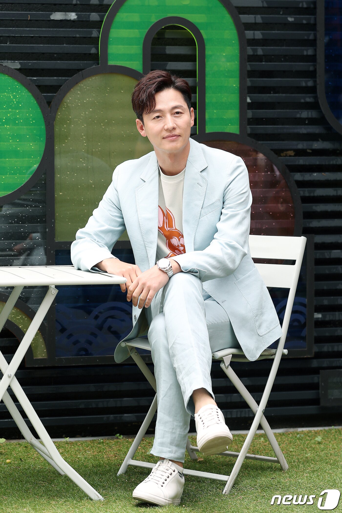 본문 이미지 - SBS 드라마 ‘더 킹 – 영원한 군주’에 출연 중인 배우 이정진이 12일 서울 마포구의 한 카페에서 열린 뉴스1과 인터뷰를 앞두고 포즈를 취하고 있다. 2020.6.12/뉴스1 ⓒ News1 김진환 기자