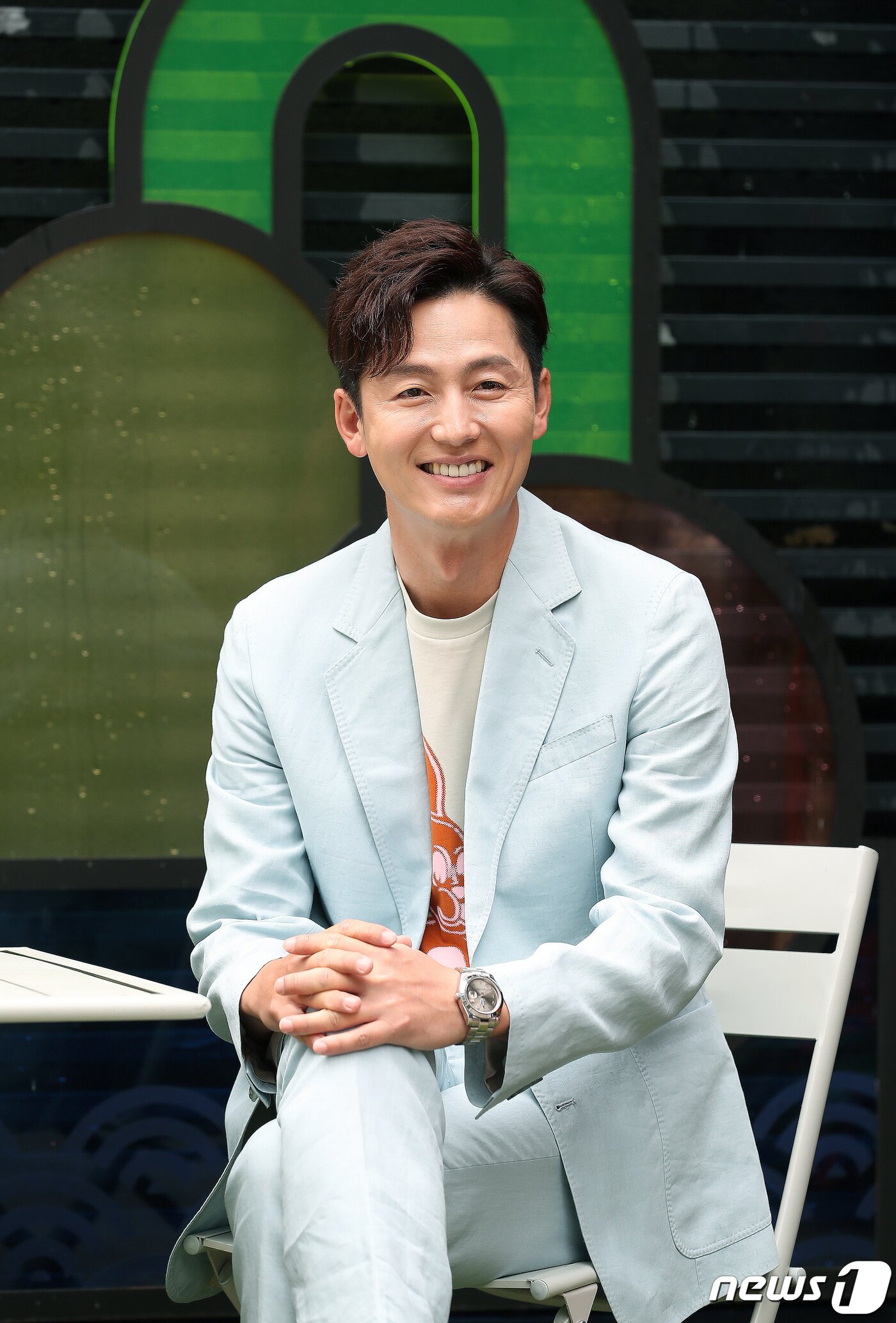 본문 이미지 - SBS 드라마 ‘더 킹 – 영원한 군주’에 출연 중인 배우 이정진이 12일 서울 마포구의 한 카페에서 열린 뉴스1과 인터뷰를 앞두고 포즈를 취하고 있다. 2020.6.12/뉴스1 ⓒ News1 김진환 기자