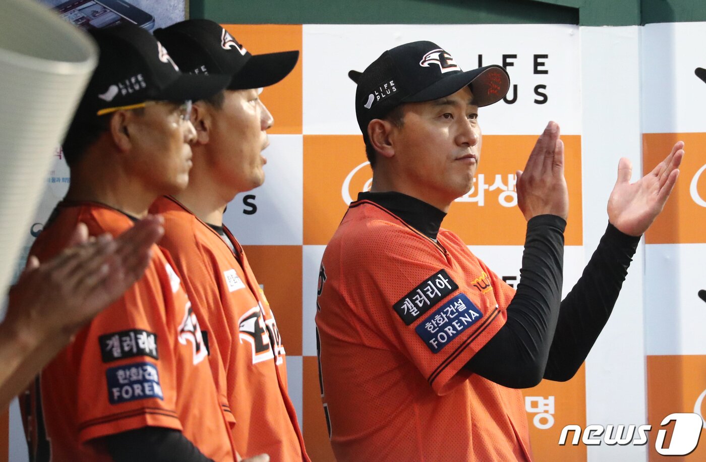 본문 이미지 - 최원호 한화 이글스 감독대행이 선수들을 격려하고 있다. /뉴스1 ⓒ News1 김기태 기자