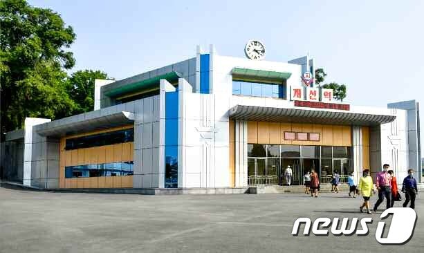 본문 이미지 - (평양 노동신문=뉴스1) = 북한 노동당 기관지 노동신문은 13일 '지하 평양이 젊어진다'라는 제목의 기사를 싣고 평양 시내 위치한 지하철역 내·외부 사진을 공개했다. 사진은 개선역 외부 모습. [국내에서만 사용가능. 재배포 금지. DB 금지. For Use Only in the Republic of Korea. Redistribution Prohibited] rodongphoto@news1.kr