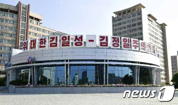 본문 이미지 - (평양 노동신문=뉴스1) = 북한 노동당 기관지 노동신문은 13일 '지하 평양이 젊어진다'라는 제목의 기사를 싣고 평양 시내 위치한 지하철역 내·외부 사진을 공개했다. 사진은 올해 개건된 전우역 외부 모습. [국내에서만 사용가능. 재배포 금지. DB 금지. For Use Only in the Republic of Korea. Redistribution Prohibited] rodongphoto@news1.kr