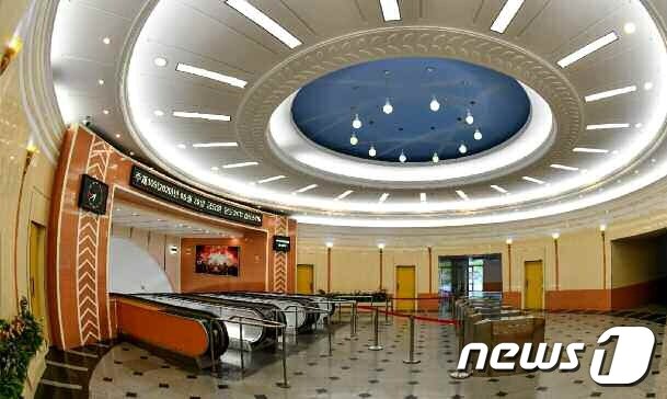 본문 이미지 - (평양 노동신문=뉴스1) = 북한 노동당 기관지 노동신문은 13일 '지하 평양이 젊어진다'라는 제목의 기사를 싣고 평양 시내 위치한 지하철역 내·외부 사진을 공개했다. 사진은 올해 단장한 전승역 내부 모습. [국내에서만 사용가능. 재배포 금지. DB 금지. For Use Only in the Republic of Korea. Redistribution Prohibited] rodongphoto@news1.kr