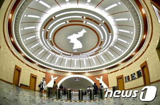 본문 이미지 - (평양 노동신문=뉴스1) = 북한 노동당 기관지 노동신문은 13일 '지하 평양이 젊어진다'라는 제목의 기사를 싣고 평양 시내 위치한 지하철역 내·외부 사진을 공개했다. 사진은 한반도 지도가 천장에 새겨진 통일역 내부 모습. [국내에서만 사용가능. 재배포 금지. DB 금지. For Use Only in the Republic of Korea. Redistribution Prohibited] rodongphoto@news1.kr