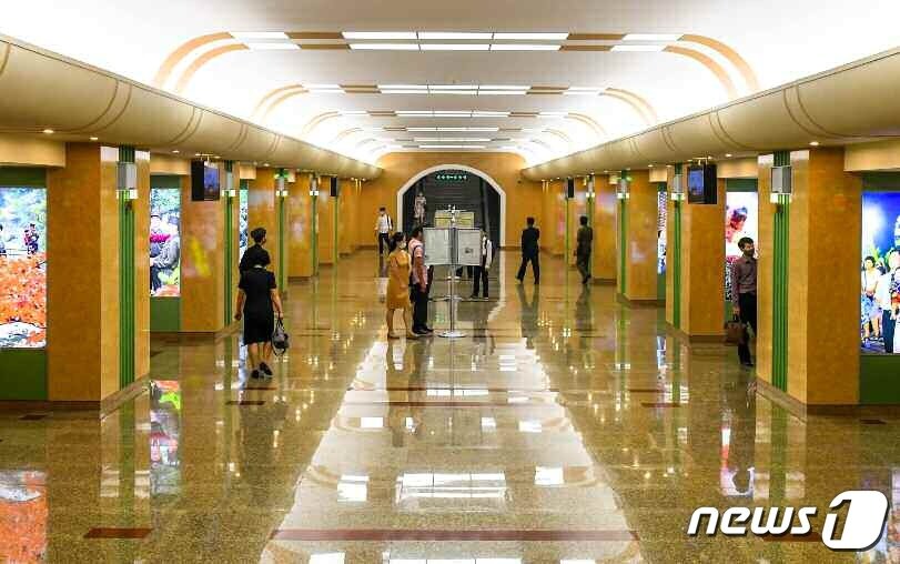 본문 이미지 - (평양 노동신문=뉴스1) = 북한 노동당 기관지 노동신문은 13일 '지하 평양이 젊어진다'라는 제목의 기사를 싣고 평양 시내 위치한 지하철역 내·외부 사진을 공개했다.  사진은 올해 새 단장한 전우역 내부 모습. [국내에서만 사용가능. 재배포 금지. DB 금지. For Use Only in the Republic of Korea. Redistribution Prohibited] rodongphoto@news1.kr