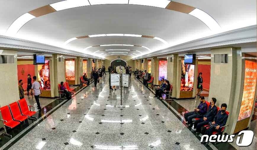 본문 이미지 - (평양 노동신문=뉴스1) = 북한 노동당 기관지 노동신문은 13일 '지하 평양이 젊어진다'라는 제목의 기사를 싣고 평양 시내 위치한 지하철역 내·외부 사진을 공개했다. 사진은 전승역 내부 모습. [국내에서만 사용가능. 재배포 금지. DB 금지. For Use Only in the Republic of Korea. Redistribution Prohibited] rodongphoto@news1.kr