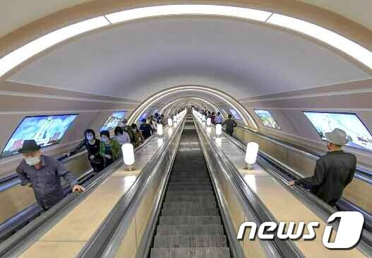 본문 이미지 - (평양 노동신문=뉴스1) = 북한 노동당 기관지 노동신문은 13일 '지하 평양이 젊어진다'라는 제목의 기사를 싣고 평양 시내 위치한 지하철역 내·외부 사진을 공개했다. 사진은 지난해 개건된 통일역 내부 모습. [국내에서만 사용가능. 재배포 금지. DB 금지. For Use Only in the Republic of Korea. Redistribution Prohibited] rodongphoto@news1.kr