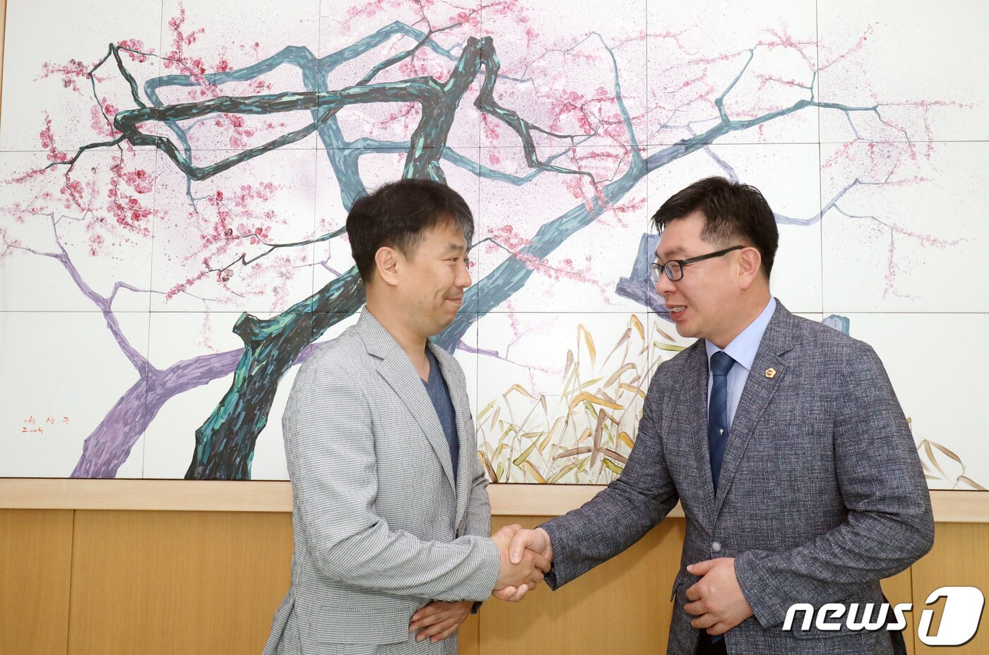 본문 이미지 - 신환철 ㈜세이프웨어 대표&#40;왼쪽&#41;가 지난 12일 전북 전북도의회에서 강용구 도의원과 대화를 나누고 있다. 2020.6.14/뉴스1 ⓒ News1 유경석 기자