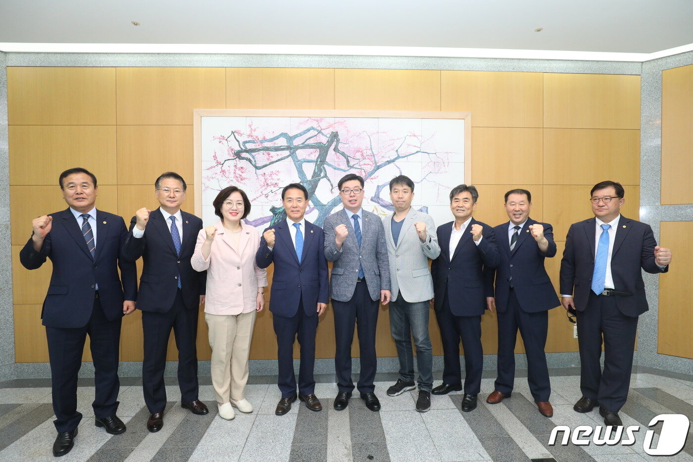 본문 이미지 - 신환철 세이프웨어 대표가 전북도의회 농업산업경제위원회 소속 의원들과 기념촬영을 하고 있다.2020.6.14/뉴스1