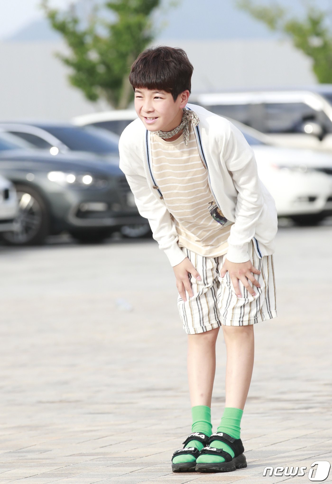 본문 이미지 - ‘미스터트롯’ 정동원이 15일 오전 인천광역시 중구 한 스튜디오에서 열린 '미스터트롯 : 사랑의 콜센터' 녹화를 위해 출근을 하며 인사를 하고 있다. 2020.6.15/뉴스1 ⓒ News1 권현진 기자