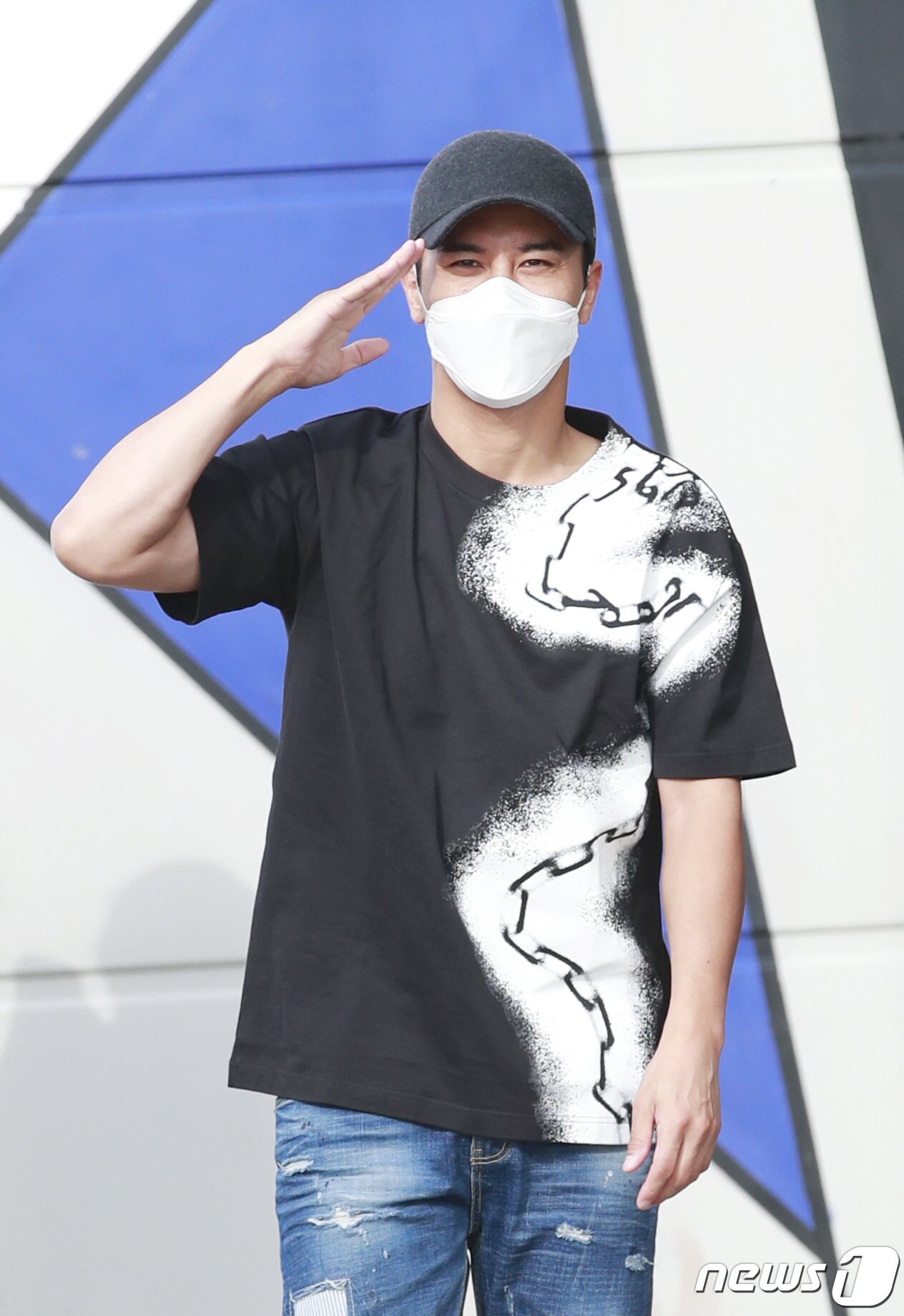 본문 이미지 - ‘미스터트롯’ 장민호가 15일 오전 인천광역시 중구 한 스튜디오에서 열린 '미스터트롯 : 사랑의 콜센터' 녹화를 위해 출근을 하고 있다. 2020.6.15/뉴스1 ⓒ News1 권현진 기자