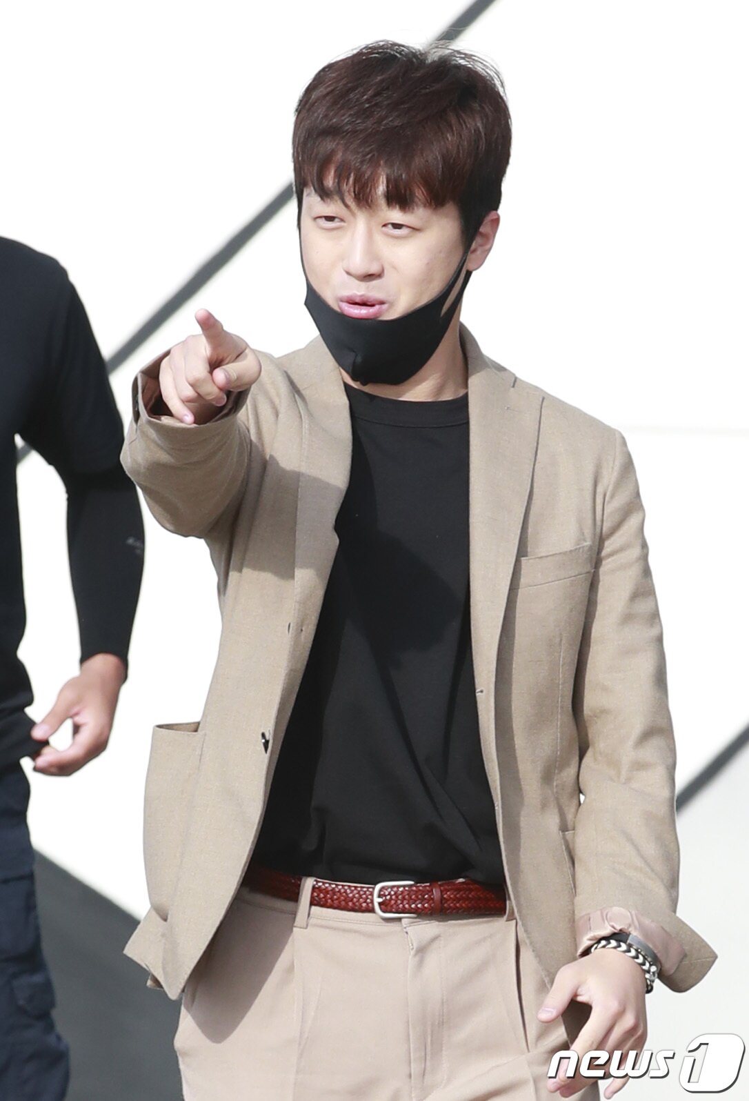 본문 이미지 - ‘미스터트롯’ 이 찬원이 5일 오전 인천 한 스튜디오에서 열린 '미스터트롯 : 사랑의 콜센터' 녹화를 위해 출근하고 있다. 2020.6.15/뉴스1 ⓒ News1 권현진 기자