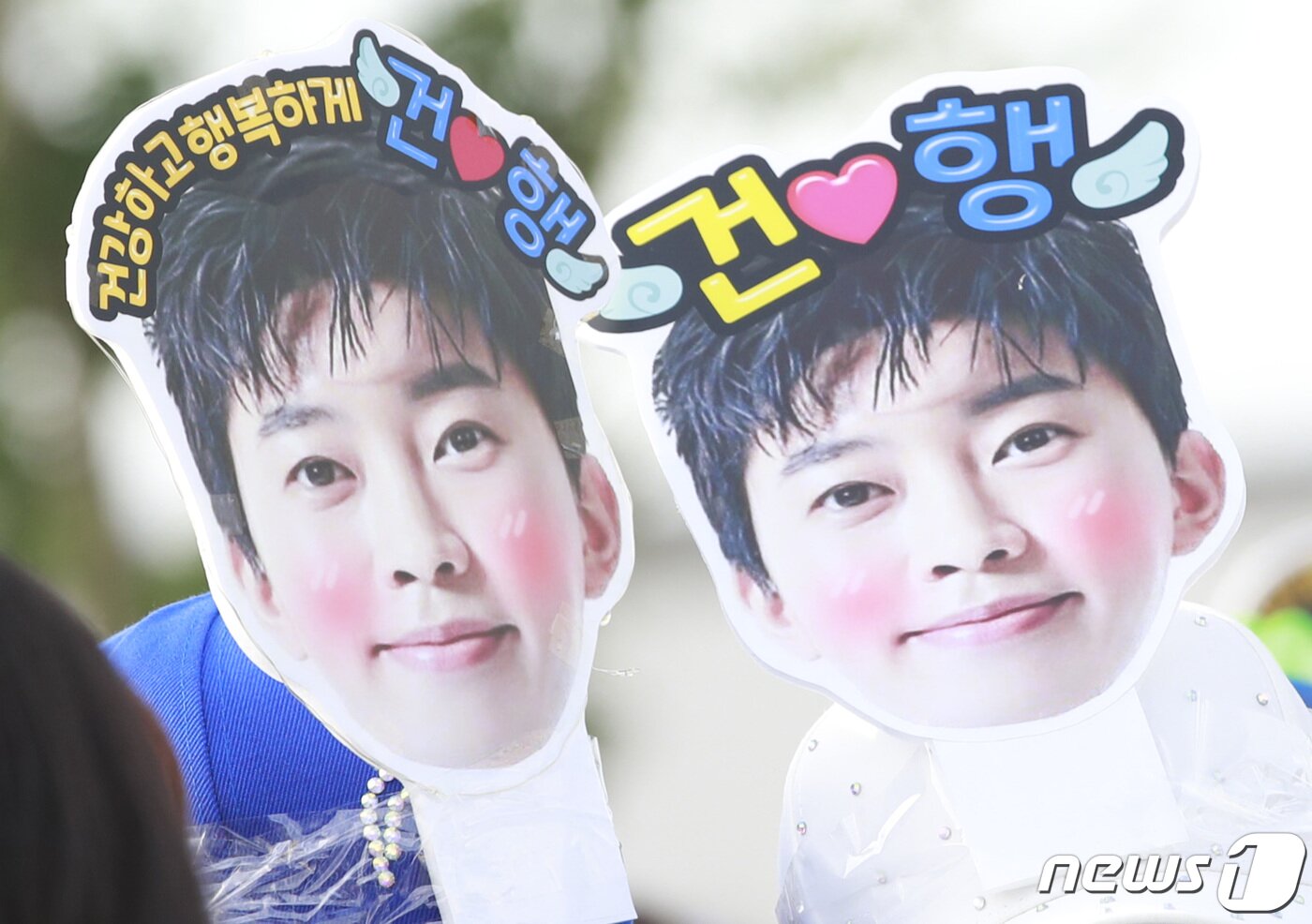 본문 이미지 - 임영웅 팬들이 15일 오전 인천광역시 한 스튜디오에서 열리는 '미스터트롯 : 사랑의 콜센터' 녹화 촬영장 앞에서 그를 응원하고 있다. 2020.6.15/뉴스1 ⓒ News1 권현진 기자