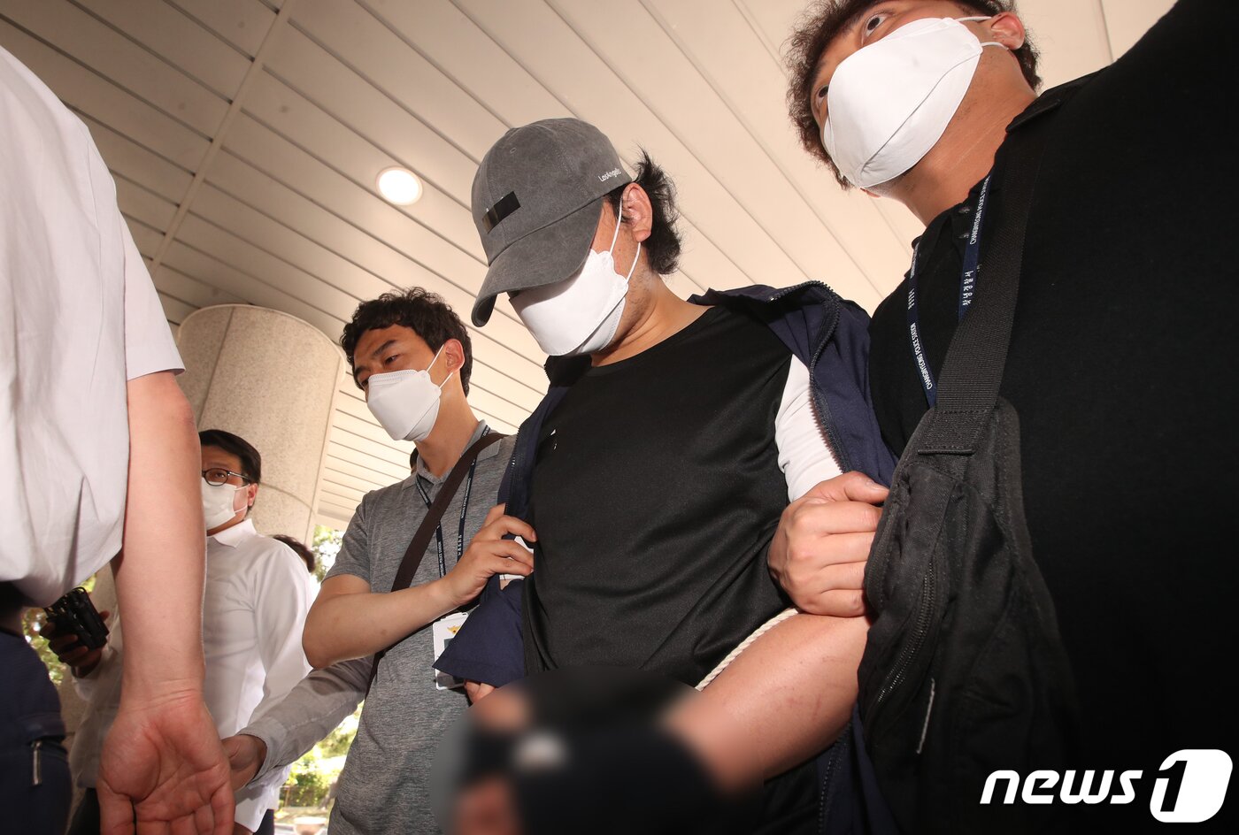 본문 이미지 - 9살 의붓딸을 학대한 계부(35)가 15일 오전 영장실질심사(구속 전 피의자 심문)를 받기 위해 경남 창원지방법원 밀양지원으로 출석하고 있다. 경찰은 전날 아동복지법 위반과 특수상해 혐의를 적용해 구속영장을 신청했다. 2020.6.15/뉴스1 ⓒ News1 여주연 기자
