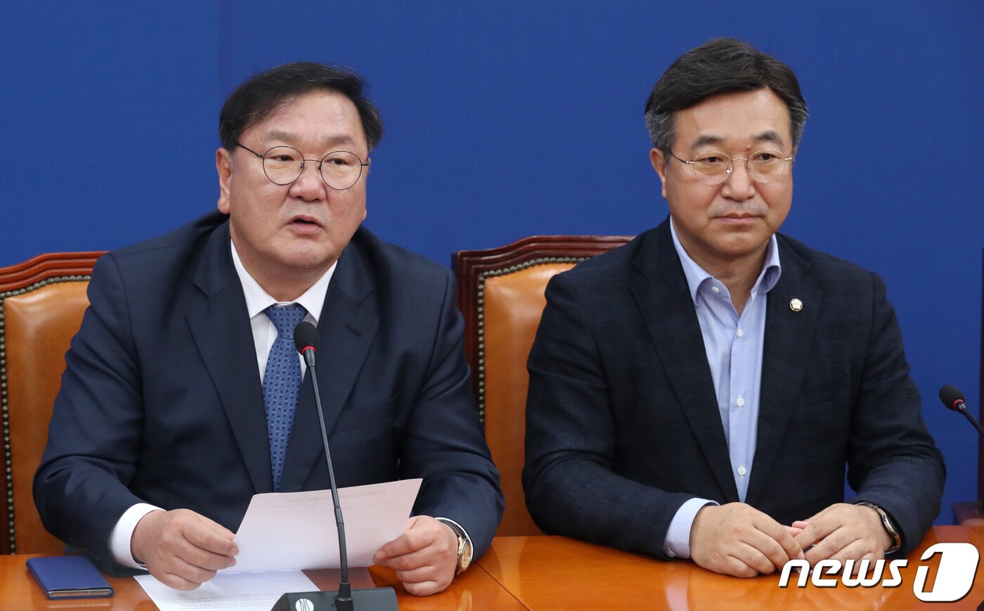 본문 이미지 - 김태년 더불어민주당 원내대표가 16일 오전 서울 여의도 국회에서 열린 상임위원장·간사내정자 연석회의에서 모두발언을 하고 있다. 오른쪽은 윤호중 법사위원장. 2020.6.16/뉴스1 ⓒ News1 박세연 기자