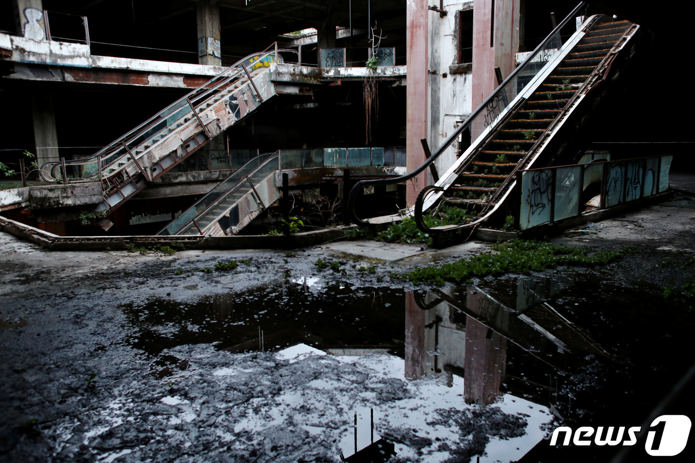 (방콕 로이터=뉴스1) 우동명 기자 = 15일(현지시간) 방콕 인근 방람푸에 있는 뉴월드 쇼핑몰의 에스컬레이터가 흉물로 변한 모습이 보인다.ⓒ 로이터=뉴스1