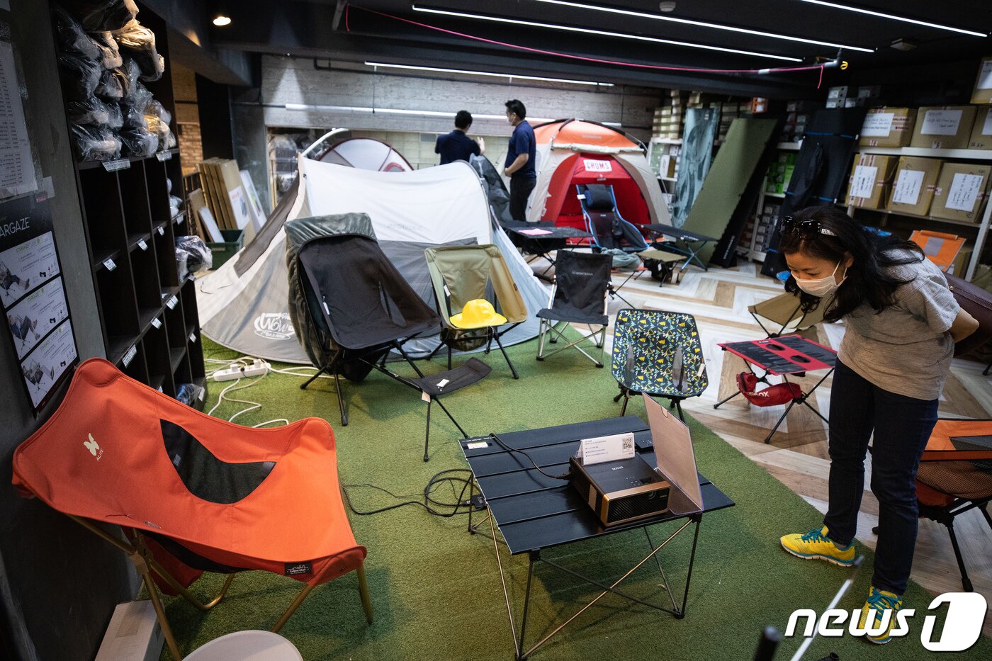 본문 이미지 - 16일 경기 성남시내 한 대형 캠핑용품 전문 매장을 찾은 시민들이 다양한 캠핑용품을 둘러보고 있다. 2020.6.16/뉴스1 ⓒ News1 유승관 기자