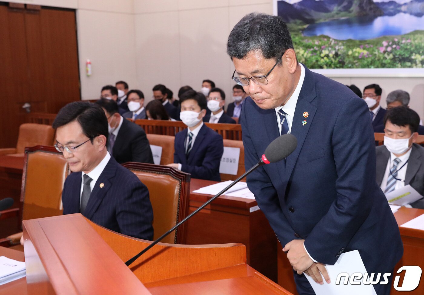 본문 이미지 - 김연철 통일부 장관이 16일 오후 서울 여의도 국회에서 열린 외교통일위원회 전체회의에 참석해 업무보고 전 고개숙여 인사를 하고 있다. 2020.6.16/뉴스1 ⓒ News1 박세연 기자