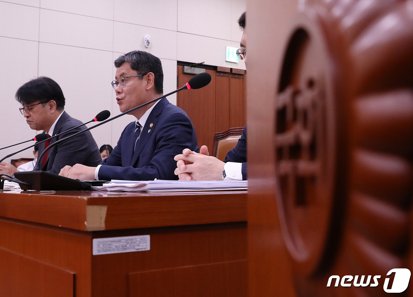 (서울=뉴스1) 박세연 기자 = 김연철 통일부 장관이 16일 오후 서울 여의도 국회에서 열린 외교통일위원회 전체회의에 참석해 대북전단관련 의원 질의에 답하고 있다. 2020.6.1 …