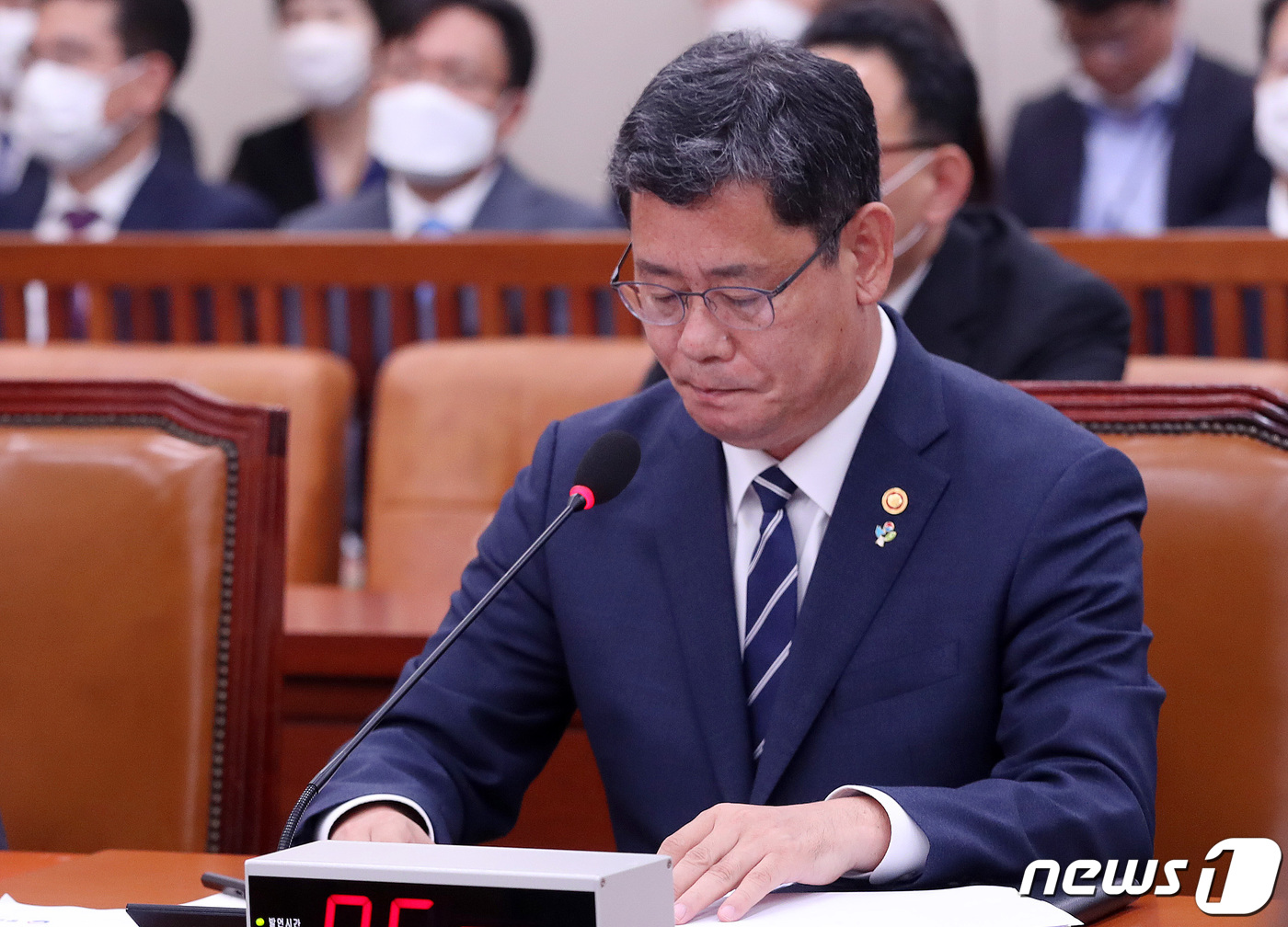 (서울=뉴스1) 박세연 기자 = 김연철 통일부 장관이 16일 오후 서울 여의도 국회에서 열린 외교통일위원회 전체회의에 참석해 의원 질의를 경청하며 굳은표정을 짓고 있다.2020.6 …