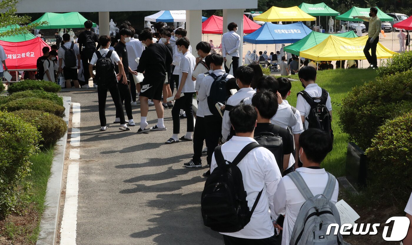 본문 이미지 - 지난 16일 오후 경기도 이천시 이천제일고등학교에서 학생과 교직원들이 신종 코로나바이러스 감염증(코로나19) 검체 검사를 받고 있다. 이천제일고는 이날 3학년 담임교사 A(28) 씨가 신종 코로나바이러스 감염증(코로나19) 확진 판정을 받음에 따라 학교를 폐쇄하고 학생과 교직원 1130여 명에 대한 전수검사를 실시했다. 2020.6.16/뉴스1 ⓒ News1 이동해 기자
