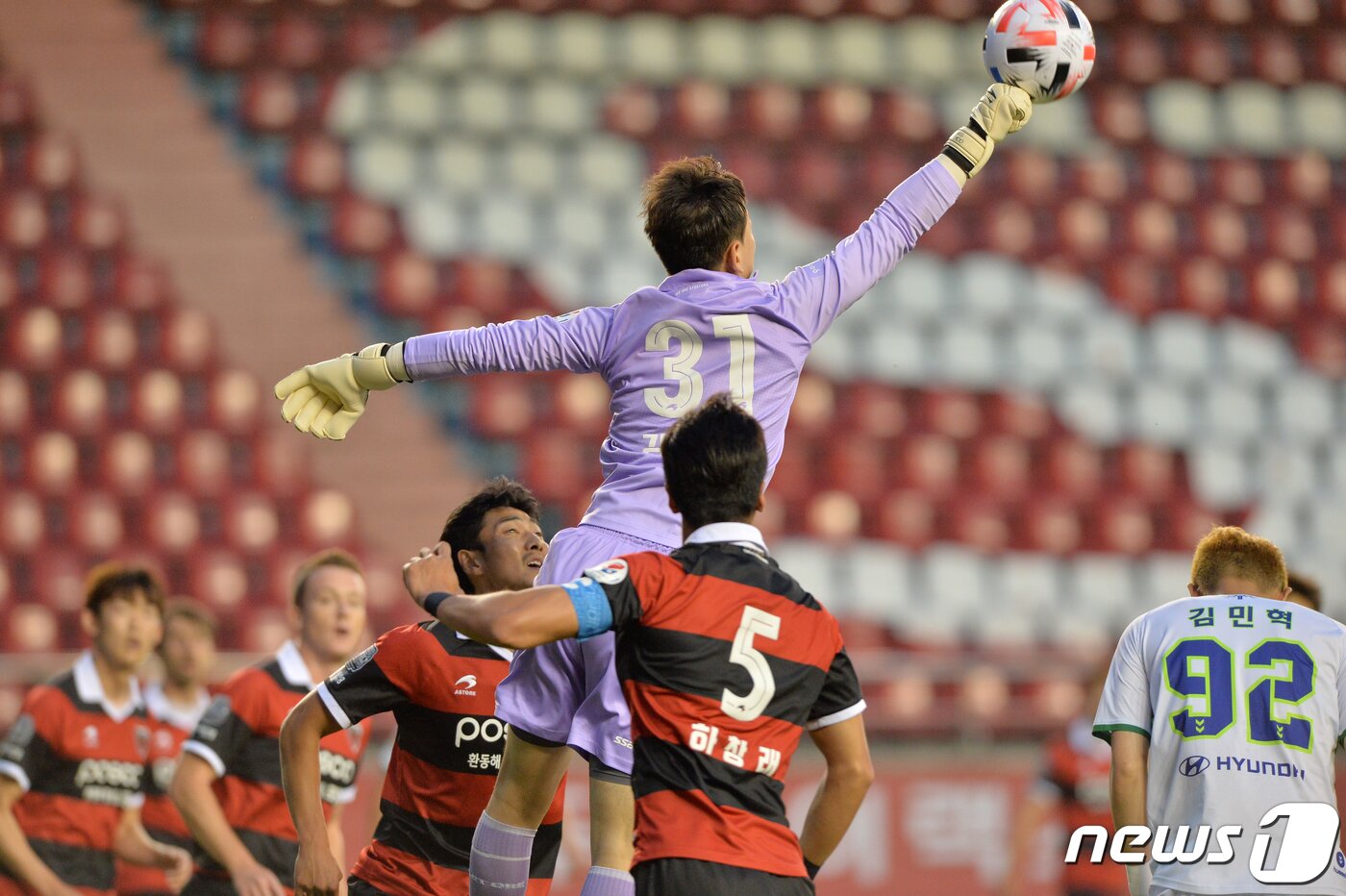 본문 이미지 - 16일 오후 경북 포항스틸야드에서 무관중 경기로 열린 프로축구 하나원큐 K리그 1 2020 포항스틸러스와 전북 현대의 경기 전반 포항 수문장 강현무가 펀칭하고 있다. 2020.6.16/뉴스1 ⓒ News1 최창호 기자