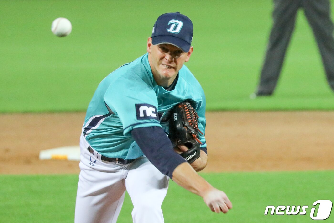 본문 이미지 - 16일 오후 광주 북구 광주-기아챔피언스필드에서 열린 프로야구 '2020 신한은행 SOL KBO리그' NC 다이노스와 KIA 타이거즈의 시즌 1차전 6회말 상황 NC 선발투수 드루 루친스키가 공을 던지고 있다. 2020.6.16/뉴스1 ⓒ News1 한산 기자