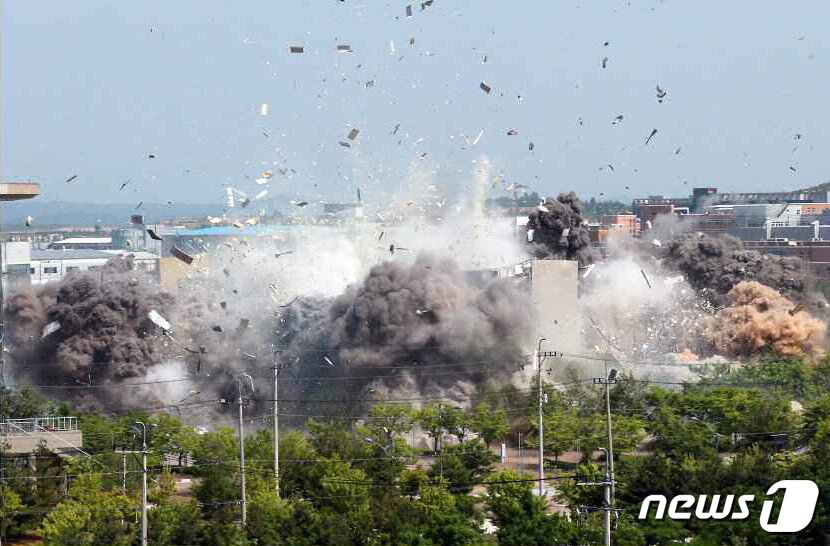 본문 이미지 - 북한 노동당 기관지 노동신문이  개성의 남북 공동연락사무소 폭파 현장을 공개했다. [국내에서만 사용가능. 재배포 금지. DB 금지. For Use Only in the Republic of Korea. Redistribution Prohibited] rodongphoto@news1.kr