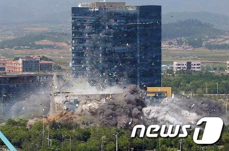 본문 이미지 - 북한 노동당 기관지 노동신문이 지난 17일 2면에 개성의 남북 공동연락사무소 폭파 현장을 공개했다. [국내에서만 사용가능. 재배포 금지. DB 금지. For Use Only in the Republic of Korea. Redistribution Prohibited] rodongphoto@news1.kr