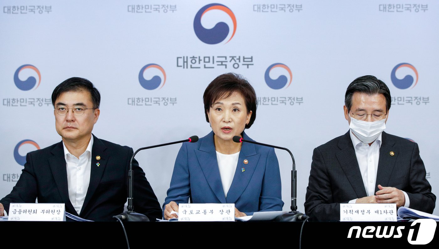 본문 이미지 - 김현미 국토교통부 장관이 지난 17일 오전 서울 종로구 정부서울청사에서 주택시장 과열요인 관리방안(6·17대책)을 발표하고 있다. ⓒ News1 안은나 기자