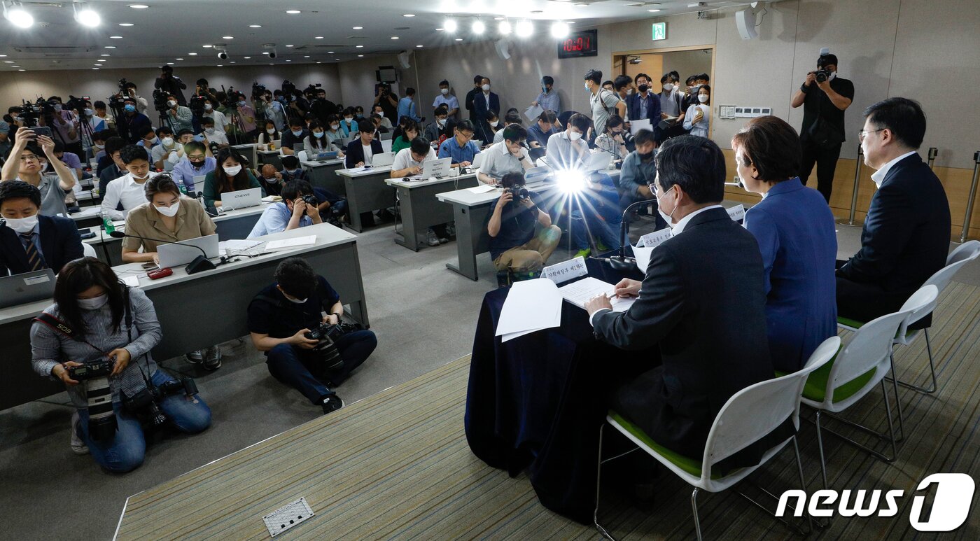 본문 이미지 - 김현미 국토교통부 장관이 6월 17일 오전 서울 종로구 정부서울청사에서 주택시장 과열요인 관리방안&#40;6·17대책&#41;을 발표하고 있다. 뉴스1 ⓒ News1 안은나 기자