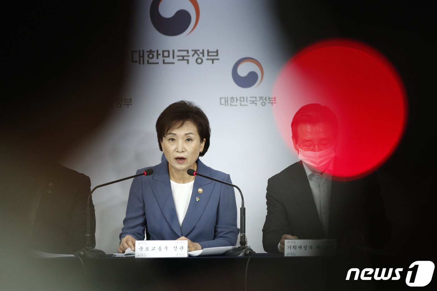 본문 이미지 - 김현미 전 국토교통부 장관이 주택시장 과열요인 관리방안(6·17대책)을 발표하고 있는 모습. 문재인 정부의 21번째 부동산 대책으로 수도권과 대전, 청주 대부분 지역을 규제 지역으로 지정하고 주택담보대출(주담대)을 이용한 갭투자를 전면 차단해 집값 과열을 막겠다는 계획을 담고 있다. 2020.6.17/뉴스1 ⓒ News1 안은나 기자