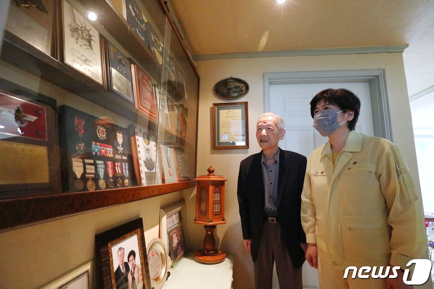본문 이미지 - 강은희 대구시교육감이 호국보훈의 달과 6·25전쟁 70주년을 맞아 17일 오전 경북 경산시 학도의용군 안병우 옹을 찾아 벽에 전시된 훈장을 바라보고 있다. 2020.6.17/뉴스1 ⓒ News1 공정식 기자
