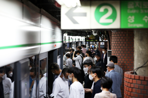 "보쌈에 컵라면까지"…지하철 내 취식 민원 매년 1000건 육박